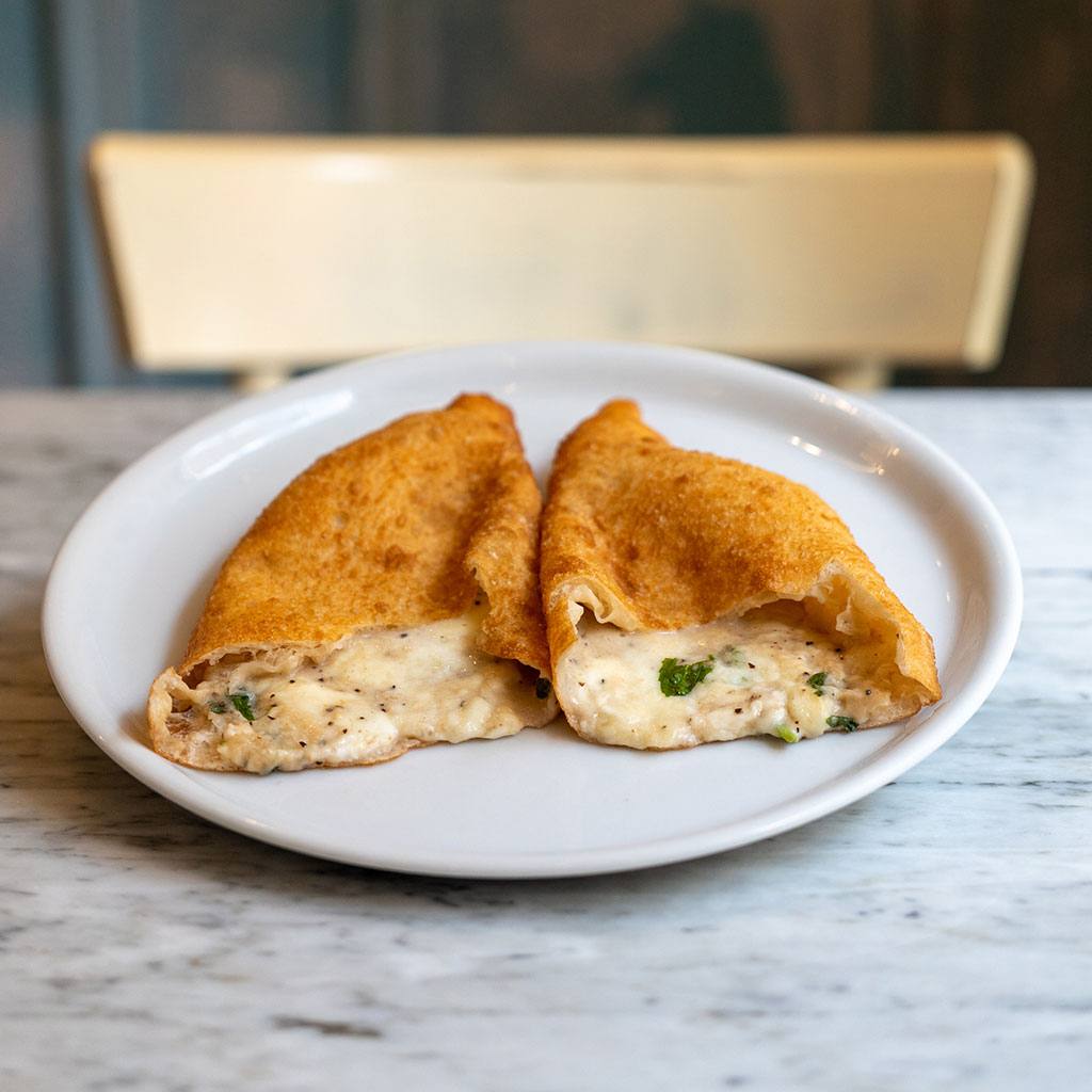 Profumo di genovese (pizza Marisa) – Provola di Sorrento, patè di cipolla ramata di Montoro, cacioricotta salata, basilico, pepe