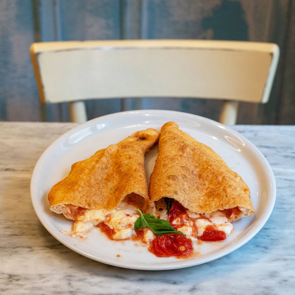 Scarpariello – Provola, pomodori del piennolo, pomodori pelati, caciocavallo, cacioricotta, basilico, peperoncino